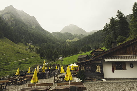 Mai Mult, destinaţie, vedere, punct de vedere, Munte, timp liber, platou, locuri de interes, turism, vacanţă, drumeții, alpinism, natură, parc natural, pădure, câmpuri, peisaj, stâncă, vedere îndepărtată, previziune, munţi, copaci, tiroul de sud, alpin, dolomitele, Italia, nordul Italiei, arhitectură, copac, construită, plantă, exteriorul clădirii, cer, de munte, clădire, nici o persoana, zi, scenice - natura, o scenă liniștită, galben, frumusețe în natură, liniște, religie, scenă non-urbană, credință, în aer liber, 5K, CC0, domeniu public, fără drepturi de autor