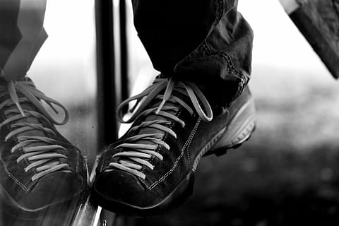 pie, zapato, reflexión, ventana, calzado, masculino, de cerca, centrarse en primer plano, parte del cuerpo humano, una persona, Cordon de zapato, parte del cuerpo, adentro, colgando, mano humana, enfoque selectivo, mano, día, estilos de vida, pierna humana, sección baja, deporte, gente real, encaje - sujetador, extremidad humana, 5K, CC0, dominio público, libre de derechos