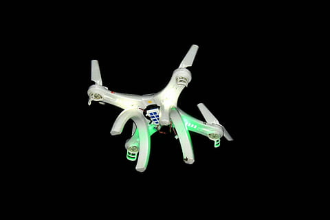 ドローン, フライト, 飛ぶ, ローター, 航空機, 夜, 点灯, 光, ライト, 飛行, 飛行機, 交通手段, おもちゃ, 技術, コックピット, 黒の背景, スタジオ撮影, 無人, 屋内で, コピースペース, 単一オブジェクト, ローアングルビュー, 切り取る, 照らされた, 静物, 閉じる, 自然, モーション, 1080P, CC0, パブリックドメイン, ロイヤリティフリー