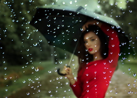 selektiv, fokus fotografering, vanddråber, dråber, regn, regn dråber, rude, efterår, pige, paraply, bag glasset, en person, Kvinder, ung voksen, våd, dråbe, voksen, vand, leder, rød, natur, portræt, forfra, unge kvinder, fritidsaktivitet, hovedskud, udendørs, overvejelse, smuk kvinde, frisure, 2K, CC0, offentligt domæne, royaltyfrie