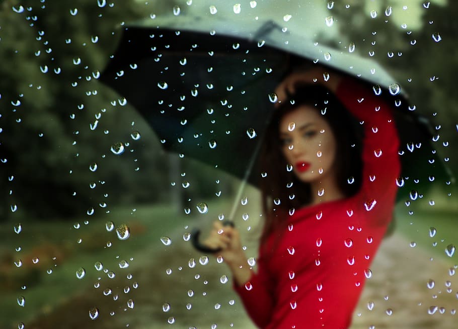 selektiv, fokus fotografering, vanddråber, dråber, regn, regn dråber, rude, efterår, pige, paraply, bag glasset, en person, Kvinder, ung voksen, våd, dråbe, voksen, vand, leder, rød, natur, portræt, forfra, unge kvinder, fritidsaktivitet, hovedskud, udendørs, overvejelse, smuk kvinde, frisure, 2K