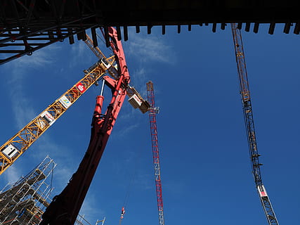 Seite? ˅, Baukräne, Kräne, Bauarbeiten, Technologie, Baukran, Kranausleger, Kran - Baumaschinen, Baugewerbe, Baustelle, Himmel, Ausrüstung, stehlen, Blau, Bautätigkeit, Industrie, Maschinen, die Architektur, Geschäft, Flachwinkelansicht, Tag, Seebrücke, Natur, Güterverkehr, Entwicklung, draußen, keine Leute, gebaute Struktur, Versand, Besetzung, Baumaschine, industrielle Ausrüstung, Baumaschinen, 4K, CC0, gemeinfrei, lizenzfrei