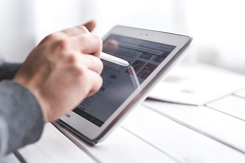 Person, mit, Weiß, Tablet, Tablette, Digital, Technologie, Gerät, Hand, Mann, Stift, Berührungsempfindlicher Bildschirm, berühren, Bildschirm, minimalistisch, Licht, Samsung, menschliche Hand, kabellose Technologie, eine Person, menschliches Körperteil, Erwachsene, Kommunikation, Computer, Geschäft, Geschäftsperson, Geschäftsmann, Verbindung, Großunternehmen, Nahansicht, halten, Mitte Erwachsener, digitale Tablette, Männer, Computer benutzen, mit laptop, draußen, 5K, CC0, gemeinfrei, lizenzfrei
