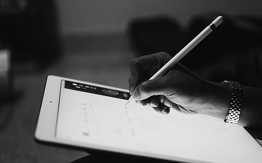 Person tippen, Apfelstift, ipad, Zimmer, Graustufenfoto, Person, Zeichnung, Tablet, Tablette, Hinweis, Schreiben, digitale Notizen, Skizzierung, Hand, Technik, Apfel, Schreiber, Profi, menschliche Hand, eine Person, halten, menschliches Körperteil, Nahansicht, drinnen, selektiver Fokus, Erwachsene, Kommunikation, Fokus auf den Vordergrund, Bleistift, Kreativität, Stift, Papier-, Text, Frau, Kunst und Handwerk, 5K, CC0, gemeinfrei, lizenzfrei