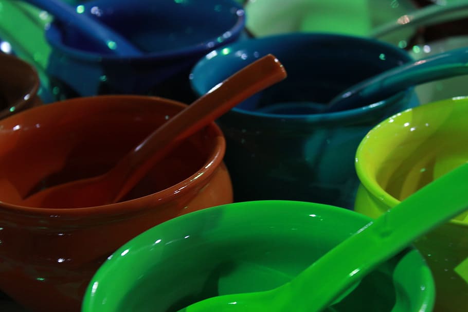 verde, albastru, maro, ceramică, boluri, colorat, supe, linguriţă, apă, Culoarea verde, în interior, a închide, nici o persoana, castron, ustensile de bucatarie, natură, mancare si bautura, recipient, multi colorate, echipamente de uz casnic, cădere brusca, grămadă, grup de obiecte, halbă, faianță, 1080P