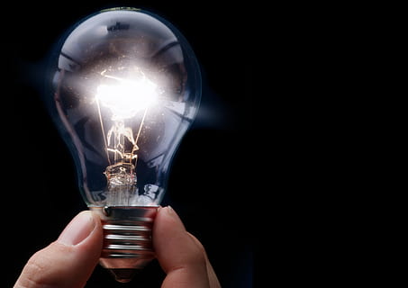 la personne, en portant, éclairé, ampoule, actuel, électrique, lumière, énergie, poire, lampe, lueur, fil incandescent, lumière électrique, macro, ampoules, environnement, elektrik, coûts d'énergie, version, commuté, des idées, énergie éolienne, prise, enfer, Coût, pense, verre, filament, éclairage, matériel d'éclairage, électricité, partie du corps humain, main humaine, production de carburant et d'électricité, main, La technologie, fond noir, espace de copie, à l'intérieur, innovation, illuminé, lumière - phénomène naturel, partie du corps, Solution, une personne, source de courant, prise de vue en studio, brillant, doigt, 4K, CC0, domaine public, libre de droits