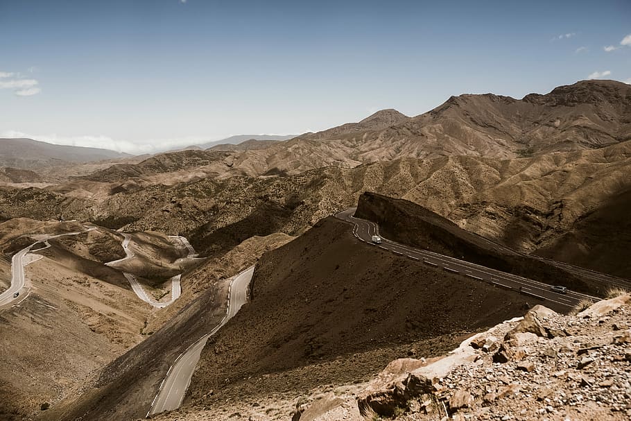 aèria, fotografia, marró, muntanyes, carretera, Serra, durant el dia, muntanya, desert, perspectiva, viatjar, viatge de carretera, cel, autopista, naturalesa, a l'aire lliure, curf, camí corbes, terra deserta, paisatge, rural, explorar, cim de muntanya, conduir, escenics - natura, medi ambient, rock, bellesa a la natura, escena no urbana, rock - object, sòlid, tranquil·litat, escena tranquil·la, cap gent, dia, geologia, terrenys extrems, terra, clima àrid, clima, formació, 4K