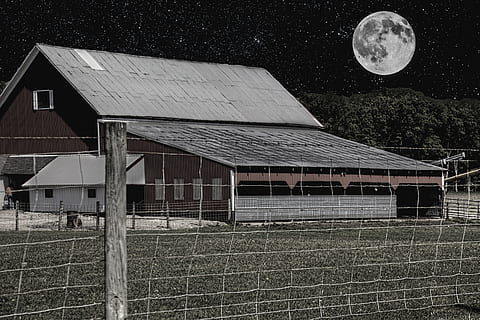 graner, rústic, graners, nit, lluna, ohio, art digital, rural, escènic, país, camp, paisatge, cobert, coberts, granja, granges, agricultura, agrícola, Masia, campanar, comtat, americana, foto, fotografia, estructura, estructures, sturgell, William Sturgell, factura sturgell, històric, decoració de la llar, edificis, núvols, cel, arbre, arbres, ennuvolat, cels, males herbes, comtat del campanar, urbana, estructura construïda, arquitectura, exterior de l'edifici, espai, cap gent, astronomia, naturalesa, edifici, a l'aire lliure, terra, estrella - espai, vell, casa, finestra, barrera, 2K, CC0, domini públic, lliure de regalies