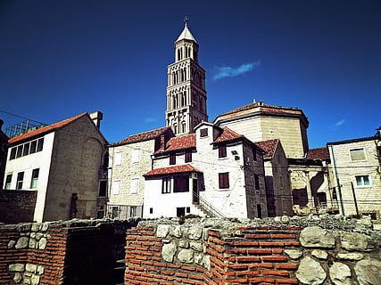 Dalmatien, die Architektur, Dom, Teilt, Kirche, Diokletian, Palast, Gebäudehülle, Geschichte, Himmel, gebaute Struktur, Blau, Gebäude, Flachwinkelansicht, klarer Himmel, Natur, Turm, Sonnenlicht, Tag, Stadt, keine Leute, Religion, Anbetungsstätte, große Höhe, Fenster, alt, Dachziegel, 2K, CC0, gemeinfrei, lizenzfrei