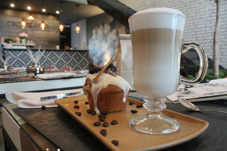 caffè, bar, ristorante, bicchiere, in casa, bere, cibo e bevande, nessuno, strumento musicale, tavolo, cibo, rinfresco, attrezzature domestiche, utensile da cucina, caffè - bevanda, tazza, freschezza, natura morta, boccale, cucchiaio, tazza di caffè, vasellame, vassoio, latte macchiato, 5K