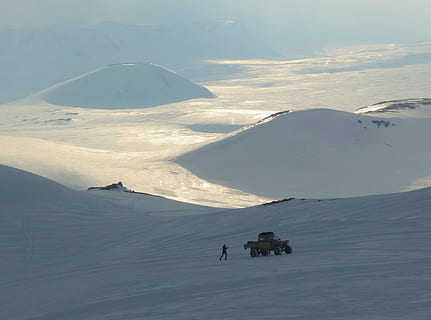 Kamtschatka, Halbinsel, Winter, Frühling, Natur, Schnee, Wintersonne, Himmel, Reise, Freifläche, Berge, Höhe, suv, Straße, Mutnovskaya-Hochebene, Schneeverwehungen, Abend, Schatten, Tourismus, Landschaft, Einsamkeit, Bewegung, kalt, kalte Temperatur, Berg, Schönheit in der Natur, Szenen - Natur, schneebedeckter Berg, ruhige Szene, Abdeckung, Nicht-städtische Szene, Umgebung, Tag, Ruhe, weiße Farbe, High Angle View, idyllisch, keine Leute, draußen, Klima, 4K, CC0, gemeinfrei, lizenzfrei