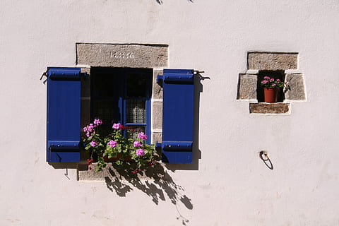 Fenster, alt, Blumen, Mauer, Haus, Zuhause, Wand, Haus, Dorf, traditionell, Fassade, Gebäude, Dekoration, ländlich, Europa, Wohn, Villa, Backstein, historisch, öffnen, Winter, Schnee, draußen, Tag, kalte Temperatur, gebaute Struktur, die Architektur, Blume, Gebäudehülle, blühende Pflanze, Pflanze, Wandbau - Funktion, Topfpflanze, Natur, keine Leute, Sonnenlicht, Fensterbox, Schatten, Eingang, Tür, Blumentopf, lila, 4K, CC0, gemeinfrei, lizenzfrei