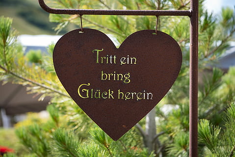 Weiß, Text, braun, Herz Hintergrund, d, Schild, Herzschild, rostiges Schild, Kick a bring Glück herein, schließen, Sprichwort, Liebe, Herzform, Fokus auf den Vordergrund, Tag, keine Leute, Nahansicht, Baum, draußen, Kommunikation, Emotion, positive Emotionen, hängend, Pflanze, westliche Schrift, Zeichen, Natur, Botschaft, Information, Feier, 4K, CC0, gemeinfrei, lizenzfrei