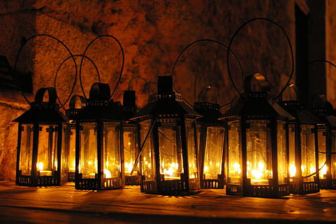 sort, bordlampe parti, lys, lanterne, museum, bord, træ, jern, skygge, nat, elektrisk lampe, belyst, dekoration, mørk, belysningsudstyr, jul, gammel, lys - naturligt fænomen, arkitektur, bygget struktur, ingen mennesker, bygning udvendig, glødende, bygning, bare træ, natur, silhuet, industri, historie, brænding, ild, fortiden, 2K, CC0, offentligt domæne, royaltyfrie