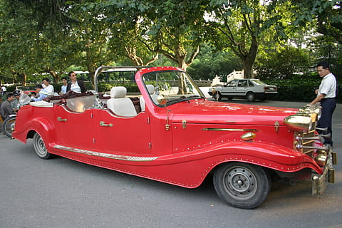 vecchio, rosso, auto rossa, vecchio, rosso, auto, convertibile, all'aperto, macchina vintage, vecchio stile, veicolo terrestre, mezzi di trasporto, immagine a colori, modalità di trasporto, persone, in stile retrò, giorno, albero, modo di trasporto, veicolo a motore, città, persone reali, pianta, uomini, strada, persone accessorie, guida, viaggio, adulto, 2K, CC0, dominio pubblico, privo di copyright