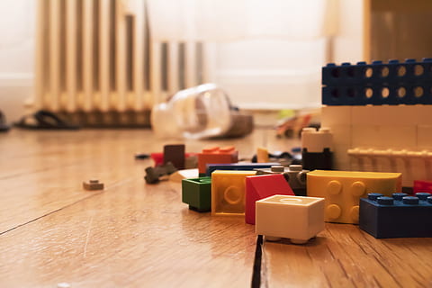 tijolos, jogos, construção, criança, sala, projeto, começando, dentro de casa, madeira - material, brinquedo, sala doméstica, estilos de vida, mesa, interior de casa, pavimento, vida domestica, bloco de brinquedo, infância, madeira, foco seletivo, piso de madeira de lei, sala de estar, grande grupo de objetos, escolha, focar em primeiro plano, dia, 5K, CC0, domínio público, royalty free