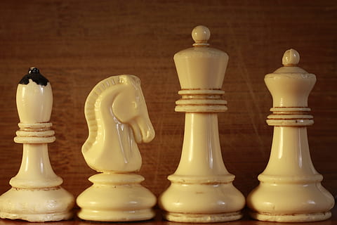 de cerca, fotografía, cuatro, obispo, caballo, Rey, piezas de ajedrez reina, ajedrez, antiguo, juego, estrategia, jugar, competencia, blanco, figura, de madera, trabajo en equipo, Caballero, vendimia, trozo, fondo, juego de mesa, juegos de ocio, pieza de ajedrez, relajación, tablero de ajedrez, adentro, actividad de ocio, el color blanco, nadie, caballero - pieza de ajedrez, naturaleza muerta, habilidad, material de madera, grupo de objetos, rey - pieza de ajedrez, reto, reina - pieza de ajedrez, 4K, CC0, dominio público, libre de derechos