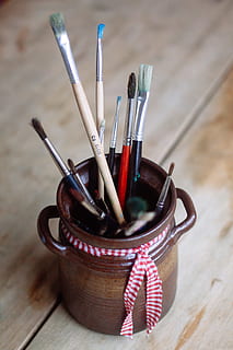 pensler, krukke, objekter, pensel, træ - materiale, kunstner, maling, kreativitet, kunst, håndværk, multi farvet, hobbyer, malerier, farver, baggrunde, stor gruppe af objekter, indendørs, ingen mennesker, tæt på, beholder, bord, stilleben, fokus på forgrunden, børste, Kunst og håndværk, variation, skrivebord arrangør, valg, kurv, høj vinkel visning, kunst og håndværk udstyr, 4K, CC0, offentligt domæne, royaltyfrie