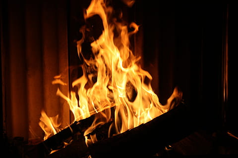 api, perapian, nyala api, pembakaran, api - fenomena alam, suhu panas, bahan kayu, log, alam, tidak ada orang, kayu, dalam ruangan, kayu bakar, merapatkan, warna oranye, tanda, bersinar, neraka, distrik perumahan, tanda peringatan, 4K, CC0, domain publik, bebas royalti