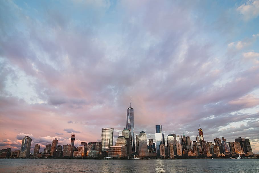 assortit, edificis, cos, aigua, ennuvolat, cel, fotografia de skyline, edificis de la ciutat, blau, durant el dia, gratacels, ciutat, núvol, horitzó, paisatge urbà, posta de sol, Manhattan, new york, cel gran, paisatge, costat de la samarreta, don tower, nova York, nyc, arquitectura, exterior de l'edifici, estructura construïda, edifici, exterior d’edifici d’oficines, horitzó urbà, núvol - cel, davant del mar, cap gent, alta - alta, modern, naturalesa, torre, districte financer, a l'aire lliure, 2K
