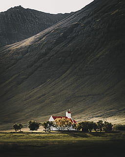hus, omgitt, trær, fjell, hvit, rød, bygning, fot, fjellsiden, sollys, skygge, landskap, natur, miljø, én person, naturskjønnhet - natur, felt, skjønnhet i naturen, land, himmel, rolig scene, ro, dag, ekte folk, menn, fritidsaktivitet, landlige scene, anlegg, voksen, utendørs, 5K, CC0, offentlig domene, opphavsrett gratis