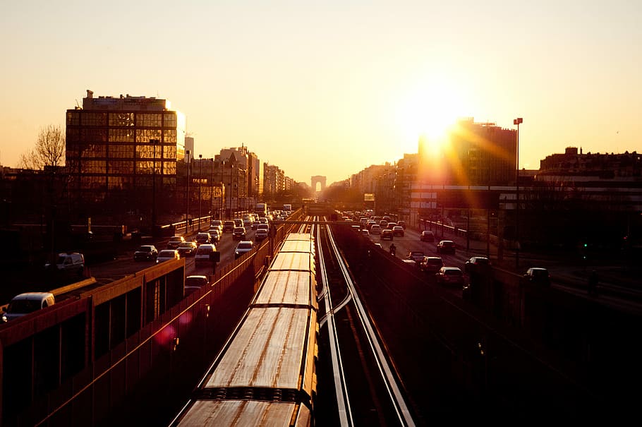 fotografia d’edificis urbans, pont, vehicles, posta de sol, sortida del sol, commutar, trànsit, tren, carrer, pista de tren, cotxe, carretera, transport públic, manera, ciutat, edifici, arquitectura, exterior de l'edifici, estructura construïda, transport, cel, manera de transport, transport per ferrocarril, naturalesa, llum solar, vies del ferrocarril, pista, vida de ciutat, moviment, cap gent, barri residencial, paisatge urbà, a l'aire lliure, flare de la lent, 2K