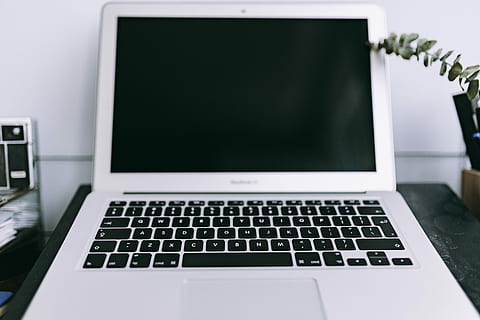 espace de travail, cartes de visite, des cahiers, élégant, macbook, iphone, espace de copie, fond, lieu de travail, ordinateur, Apple MacBook, téléphone, mobile, travail, bureau en bois, carnet, moleskine, cahier vide, portable, stylo, cahier ouvert, iphone cassé, La technologie, moniteur d'ordinateur, clavier d'ordinateur, pc, personne, affaires, l'Internet, Bureau, moderne, équipement, Technologie sans fil, la communication, lien, équipement informatique, clavier, à l'intérieur, fermer, table, dispositif d'information portable, meubles, couleur noire, clé d'ordinateur, blanc, 5K, CC0, domaine public, libre de droits