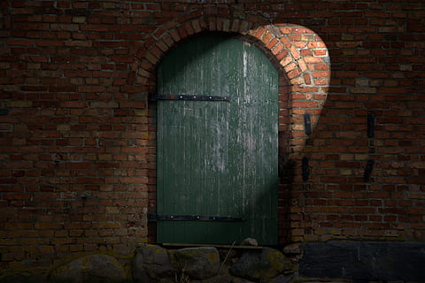 Scheunentor, Erinnerung, Tor, Wand, Eingang, Scheune, Tür, Bolzen, Mauerwerk, Gebäude, alte Tür, altes Bauernhaus, alt, verlassen, schmutzig, Wandbau - Funktion, Backstein, die Architektur, dunkel, Architektur und Gebäude, keine Leute, gebaute Struktur, Gebäudehülle, Ziegelwand, drinnen, Tag, Bogen, Holz - Material, geschlossen, draußen, Sicherheit, Haus, Steinwand, 5K, CC0, gemeinfrei, lizenzfrei