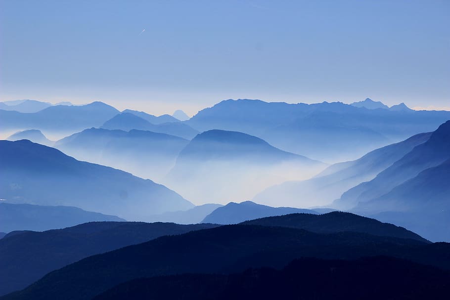 silhouette, catena montuosa, montagne, passaggi, nuvole, nebbia, foschia, librarsi, scena, blu, foresta, boschi, all'aperto, natura selvaggia, selvaggio, paesaggio, terra, viaggio, Esplorare, passione, motivare, panoramico, sentire, montagna, Paesaggi, natura, bellezza nella natura, cielo, nuvola - cielo, scena tranquilla, scenics - natura, ambiente, la tranquillità, nessuno, alba, mattina, picco di montagna, crepuscolo, maestoso, cresta montuosa, 5K