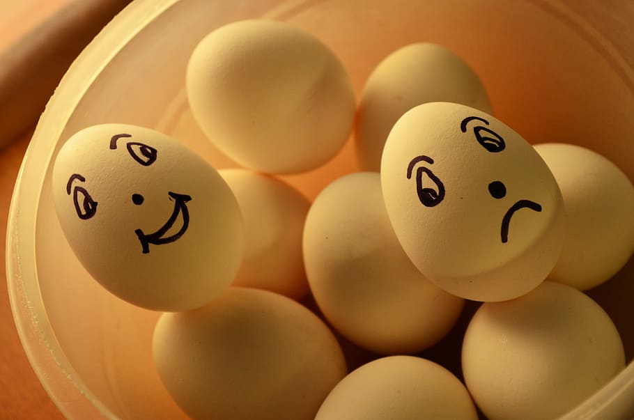 hvid, æg, klar, plastbeholder, ekspression, lykkelig, trist, humørikoner, sjov, mad og drikke, antropomorfe smiley ansigt, mad, smilende, gruppe af objekter, antropomorfe, tæt på, ingen mennesker, ansigt, kreativitet, sjovt, antropomorfe ansigt, i en række, indendørs, lykke, valg, repræsentation, medium gruppe af objekter, 4K