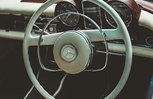 imagen, contiene, cerrar, foto, mercedes, benz, coche, gobierno, rueda, de cerca, mercedes benz, anticuado, estilo retro, antiguo, transporte, volante, nostalgia, carro de coleccionista, auto antiguo, Vehículo de motor, modo de transporte, vehículo terrestre, interior del coche, tablero, panel de control, interior del vehículo, nadie, tecnología, velocímetro, metal, adentro, parabrisas, lujo, 5K, CC0, dominio público, libre de derechos