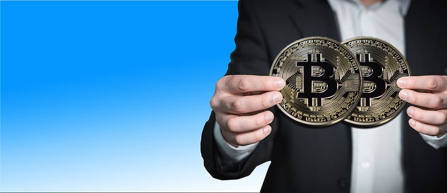 persona que sosté bitcoin, mà, home, bitcoin, mantenir, present, moneda, diners, diners electrònics, imitació, disseny, Internet, transferència, diners en efectiu, xarxa, unitats monetàries, transacció, borsa, en línia, Efectiu i equivalents d'efectiu, endavant, comerç, negocis, part del cos humà, mà humana, celebració, Finances, adult, una persona, èxit, ocupació, part del cos, blau, color daurat, homes, or, còpia espai, vista frontal, home de negocis, dit, signe de dòlar, economia, 5K
