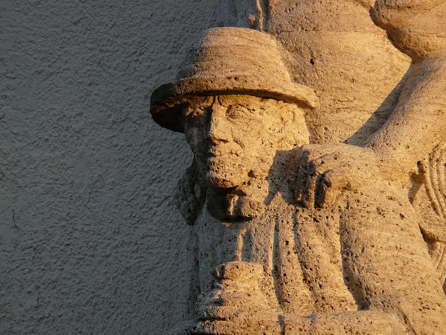 uomo, cappello, facce, pietra, muratura di pietra, profilo, uomini, figure, facciata, capo, teste, ombra, luce posteriore, persona, viso, ritratto, a cavalluccio, l'un l'altro, uno sopra l'altro, sabbia, nessuno, avvicinamento, all'aperto, acqua, giorno, arte e artigianato, rappresentazione, creatività, architettura, scultura, storia, mestiere, rappresentazione umana, il passato, luce del sole, natura, terra, antico, struttura costruita, solido, statua, antica civiltà, archeologia, 2K