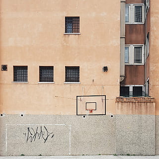 architektonisch, Fotografie, braun, Beton, Gebäude, Foto, schwarz, rot, Basketballkorb, Fassade, Wand, die Architektur, Fenster, gebaute Struktur, Gebäudehülle, keine Leute, Tag, Wandbau - Funktion, Wohngegend, draußen, Stadt, Vollbild, Natur, Sonnenlicht, Kommunikation, Symbol, Text, Flachwinkelansicht, alt, Wohnung, 1080P, CC0, gemeinfrei, lizenzfrei