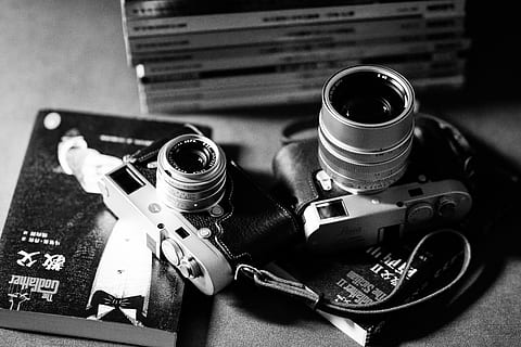to, milc kameraer, sag, gråtonebillede, digital, kameraer, kamera, linse, Bestil, Læs, tech, teknologi, Leica, kamerastropp, fladt læg, retro, årgang, sort og hvid, kamera - fotografisk udstyr, fotografering temaer, bord, tæt på, stilleben, ingen mennesker, fokus på forgrunden, høj vinkel visning, kanon, fotografisk udstyr, indendørs, våben, objektiv - optisk instrument, sociale problemer, digitalt kamera, pistol, forbrydelse, vold, aggression, hjemme videokamera, 8K, CC0, offentligt domæne, royaltyfrie