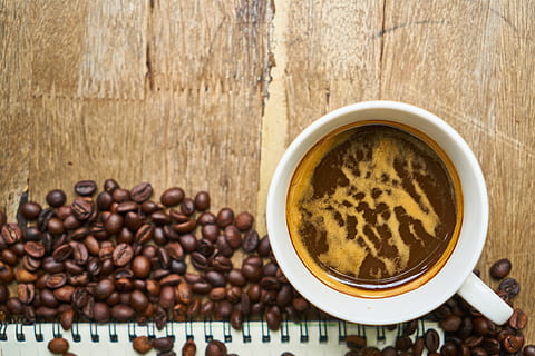 cafè, cafeïna, begudes, tassa, despertar, foto de menjar, bon dia, espresso, fotografia, al matí, cappuccino, marró, menjar, cafeteria, tassa de cafè, fusta, macro, foto, nutrició, curs, el treball, bolígraf, quadern, llibre, treballar, cuina, esmorzar, fons, taula, detall, escriure, foto del producte, ningú, patró, textura, taulers de fibra de fusta, vidre, primer pla, alimentació saludable, estil de vida saludable, llegir, nucli, latte, gra de cafè torrat, menjar i beguda, cafè - beguda, cap gent, a l'interior, beure, frescor, refresc, directament a sobre, natura morta, material de fusta, beguda calenta, torrat, 5K, CC0, domini públic, lliure de regalies