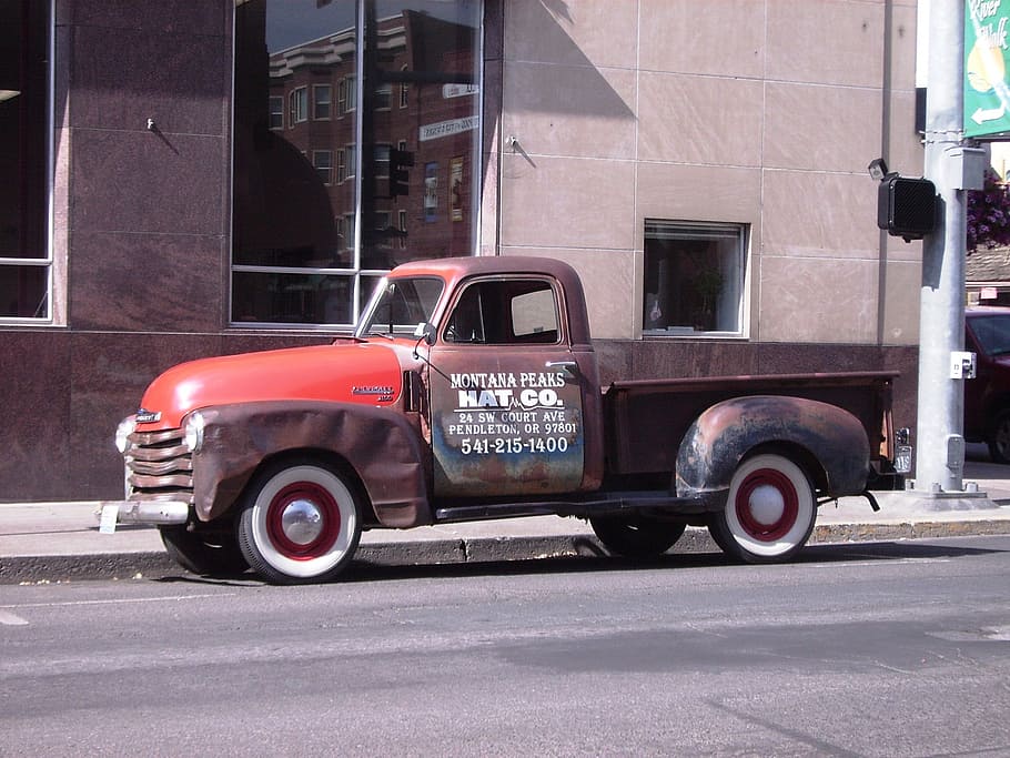 oldtimer, pendleton, automàtic, vell, transport, manera de transport, ciutat, vehicle terrestre, carretera, carrer, automòbil, arquitectura, cotxe, exterior de l'edifici, dia, cap gent, estructura construïda, signe, aparcament, viatjar, text, vermell, moviment, 2K