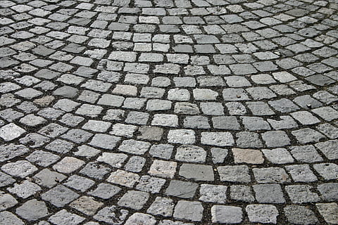 graue Backsteinpflaster, Patch, Kopfsteinpflaster, Weg, Straße, Pflastersteine, Muster, Stein, Struktur, Textur, Fußboden, Boden, alte Stadt, Stolperstein, gepflastert, Hintergrund, Bereich, steinig, grau, abstrakt, Hintergründe, Vollbild, texturiert, Fußweg, High Angle View, Tag, Stadt, keine Leute, Wiederholung, Pflasterstein, draußen, Anordnung, Design, in einer Reihe, Natur, stein material, 2K, CC0, gemeinfrei, lizenzfrei