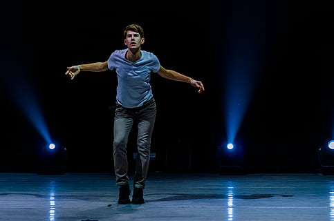 hombre, en pie, escenario, actuación, actor, bailarín, danza, longitud total, etapa - espacio de actuación, adulto joven, cultura de las artes y entretenimiento, vista frontal, adentro, una persona, adulto, jóvenes, brazo humano, evento de artes escénicas, hombres, miembro, iluminado, luz de escenario, extremidad humana, brazos levantados, 4K, CC0, dominio público, libre de derechos