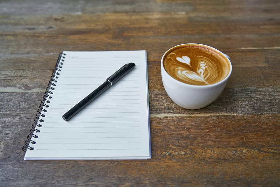 sort, pen, spiral notesbog, ved siden af, cappuccino kunst, kaffe, koffein, cafe, drik, Foto, kop, kaffekop, god morgen, morgen, vågne, mad foto, espresso, cappuccino, fotografering, træ, Brun, bord, mad, makro, ernæring, baggrund, notesbog, træfiberplader, at skrive, sund livsstil, Læs, Bestil, glas, detalje, sundhed, ingen, kaffe - drikke, mad og drikke, stilleben, forfriskning, indendørs, drikke, høj vinkel visning, dagbog, krus, træ - materiale, skummende drikke, note pad, ingen mennesker, varm drikke, skriveinstrument, latte, porcelæn, alkoholfri drikkevare, 5K