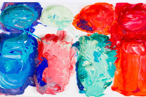 Aquarellfarben in verschiedenen Farben, Weiß, Palette, Angebot, Werkzeug, Maler, Künstler, bunt, Brunnen, zum farbfoto, Bereich, Farbmischung, Töne, rot, Blau, hellgrün, Türkis, marmoriert, Porzellan, Farbe, mehrfarbig, Kreativität, Kunst, Aquarellmalerei, Farben, gemaltes Bild, Aquarellfarben, Hintergründe, Acrylgemälde, gemälde, Wahl, keine Leute, drinnen, Vollbild, Variation, Nahansicht, Stillleben, Kunst und Handwerk, High Angle View, Süßigkeiten, Süßes Essen, lebendige Farbe, Mischen, 4K, CC0, gemeinfrei, lizenzfrei