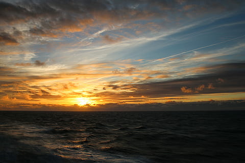mar, atardecer, mar, puesta de sol, belleza en la naturaleza, scenics, naturaleza, escena tranquila, cielo, paisajes - naturaleza, agua, horizonte sobre el agua, tranquilidad, horizonte, nube - cielo, color naranja, idílico, nadie, Dom, tierra, luz del sol, playa, al aire libre, cielo romantico, 5K, CC0, dominio público, libre de derechos