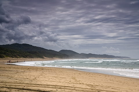 foto, persone, a piedi, riva del mare, gente a terra, spiaggia, costa, nube, oceano, acqua, mare, natura, sabbia, Paesaggi, nessuno, all'aperto, paesaggio, posizioni di viaggio, onda, immagine a colori, cielo, Riva, terra, nuvola - cielo, bellezza nella natura, scenics - natura, montagna, movimento, scena tranquilla, sport, giorno, la tranquillità, 4K, CC0, dominio pubblico, privo di copyright