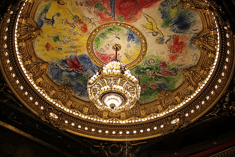 Paris, Oper, Deckenansicht, drinnen, Decke, keine Leute, Flachwinkelansicht, aufwendig, Lichtanlage, beleuchtet, die Architektur, Kunst und Handwerk, gebaute Struktur, Muster, Leuchter, Design, Dekoration, Geschichte, Reiseziele, Kreativität, die Vergangenheit, Kunst, menschliche Darstellung, Antiquität, Blumenmuster, Luxus, elektrische Lampe, Wandgemälde, 5K, CC0, gemeinfrei, lizenzfrei