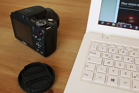 Câmera, caderno, chaves, trabalhos, tecnologia, computador, equipamentos de informática, mesa, comunicação, teclado de computador, conexão, teclado, tecnologia sem fio, mouse de computador, computador portátil, dentro de casa, visão de alto ângulo, ninguém, desktop PC, mobília, ainda vida, equipamento, peça de computador, chave de computador, botão de apertar, equipamento elétrico, 5K, CC0, domínio público, royalty free