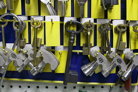 chaves, chaves antigas, segurança, velho, metal, grande grupo de objetos, ninguém, equipamento, amarelo, ferramenta de trabalho, fechar-se, dentro de casa, ferramenta de mão, ainda vida, ferramenta, suspensão, grupo de objetos, escolha, variação, chave inglesa, indústria, sala doméstica, equipamento doméstico, prateado colorido, aço, 4K, CC0, domínio público, royalty free