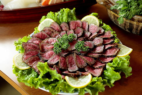grünes Blattgemüse, Küche, Rindfleisch, verbrannt, Roastbeef, Lebensmittel, Frische, Gemüse, Gourmet, Mahlzeit, Salat, Abendessen, gesundes Essen, Essen und Trinken, Fleisch, Grüner Salat, Nahansicht, Wohlbefinden, keine Leute, Teller, drinnen, Tabelle, fertig für den Verzehr, Obst, Schweinefleisch, selektiver Fokus, rotes Fleisch, 4K, CC0, gemeinfrei, lizenzfrei