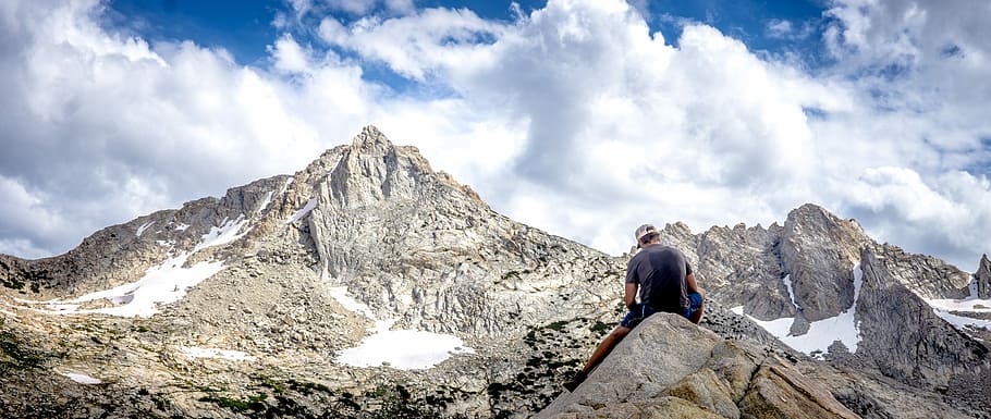 cimera, -, yosemite, Cali, EUA, home, assegut, formació de roca, mirant, muntanya, durant el dia, cel, núvol, blau, senderisme, rock, naturalesa, a l'aire lliure, escalar, pedra, ennuvolat, aventura, arbust, neu, Parc Nacional, activitat, activitat d'oci, escenics - natura, escalada, núvol - cel, bellesa a la natura, hivern, una persona, Muntanyisme, esport, temperatura de fred, Serra, medi ambient, cim de muntanya, muntanya nevada, mirant la vista, llibertat, conquerir l'adversitat, 5K