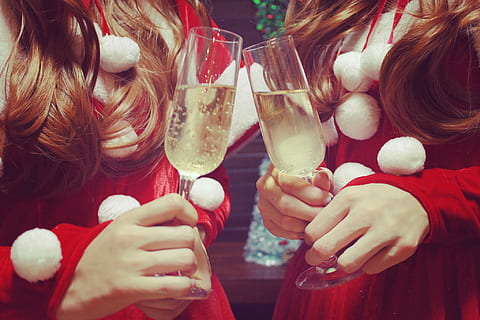 dos, mujer, rojo, vestidos, participación, copas de vino, dos mujeres, celebracion, gente, alcohol, amistad, Navidad, hembras, beber, etnia caucásica, sonriente, adulto joven, alegre, divertido, adulto, bebida, felicidad, fiesta - evento social, mujer joven, vaso, brindis de celebración, Vispera de Año Nuevo, grupo de personas, estilos de vida, champán, disfrute, unión, pareja heterosexual, comida y bebida, refresco, gente real, actividad de ocio, mano humana, mano, 1080P, CC0, dominio público, libre de derechos