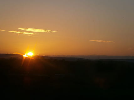 tramonto, bella, nuvole, luminosa, cielo, all'aperto, panoramico, tranquillo, stratosfera, atmosfera, tempo metereologico, meteorologia, Cloudscape, vista, ambiente, natura, Paesaggi, paesaggio, crepuscolo, luce del sole, sole, alba - alba, bellezza nella natura, colore arancione, alba, nuvola - cielo, silhouette, scenics - natura, la tranquillità, scena tranquilla, raggio di sole, nessuno, cielo drammatico, idilliaco, giallo, orizzonte sopra terra, riflesso lente, buio, 2K, CC0, dominio pubblico, privo di copyright